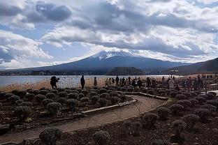 客场背靠背！湖记：湖人于当地时间凌晨3点20抵达新奥尔良的酒店